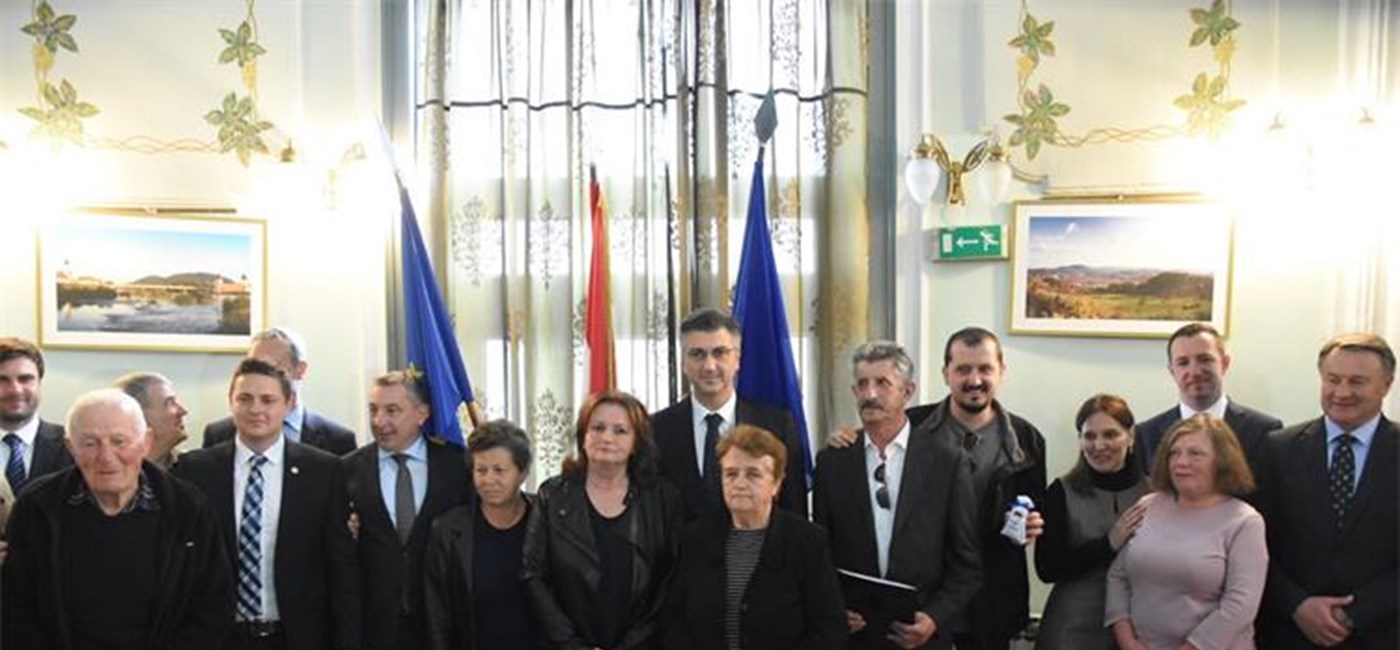 Plenković uručio ključeve novih domova obiteljima iz Hrvatske Kostajnice čija je imovina stradala zbog klizišta